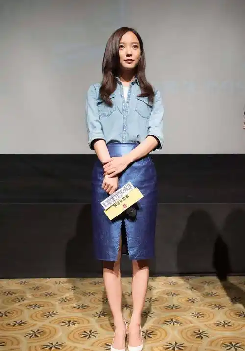 她演《奋斗》女配一举成名,今穿红卫衣配牛仔裤,36岁活力十足_王珞丹