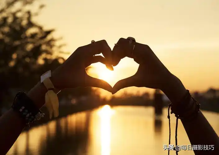 情人节到了,这些爱意满满的比心拍照姿势你值得学