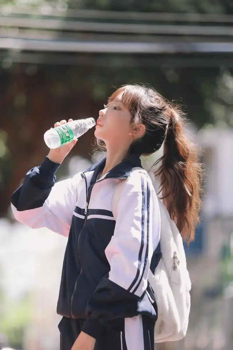 长大后才发现 原来校服才是最好看的呀  #校园 #校服#写真 - 抖音