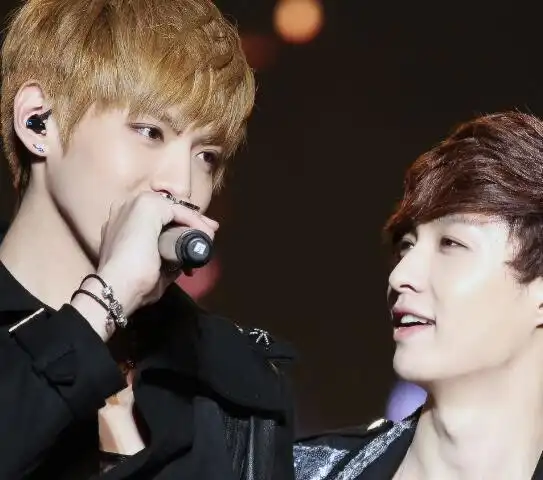 图张艺兴出卖吴亦凡是怎么回事两人最近私下还有联络吗