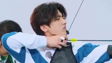 蔡徐坤射箭正中靶心,太帅了!
