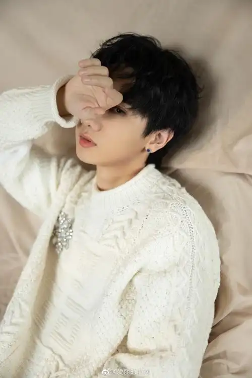 汪苏泷 今日份look新鲜出炉,米白色givenchy毛衣搭黑色破洞牛仔裤