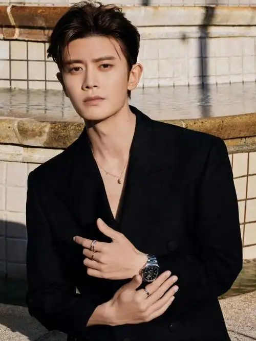 任嘉伦6900610069006200671154 这性感的喉结