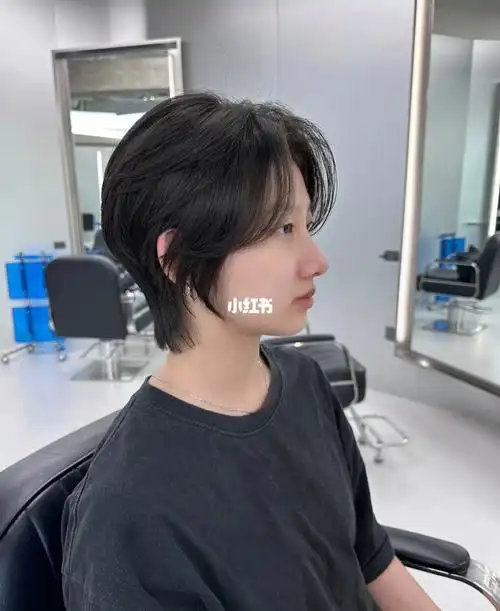 这款短发比较帅气,长度不算太短,我觉得适合的人群还是很多的,主要是