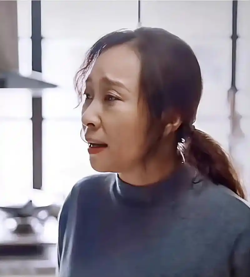 里戚牧家的齐阿姨很眼熟,这不《家有儿女》里的夏东海前妻玛丽嘛!