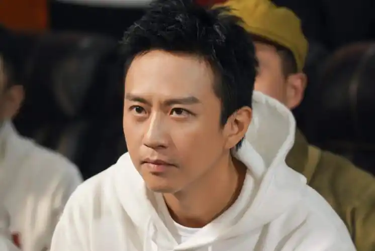 邓超晒妈妈亲手织的毛衣,网友直呼:母爱满满,超哥太幸福了!_袜子_家庭