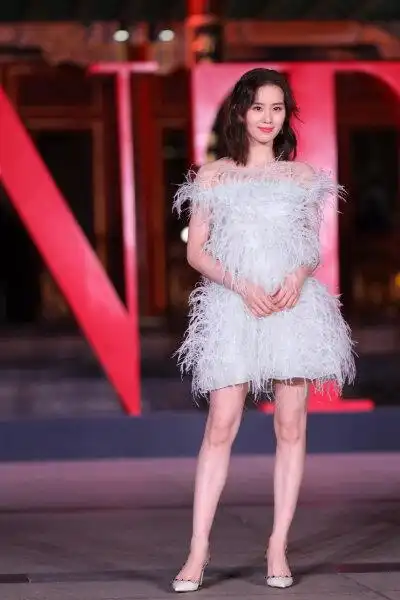 刘诗诗 白色羽毛短裙图源见水印