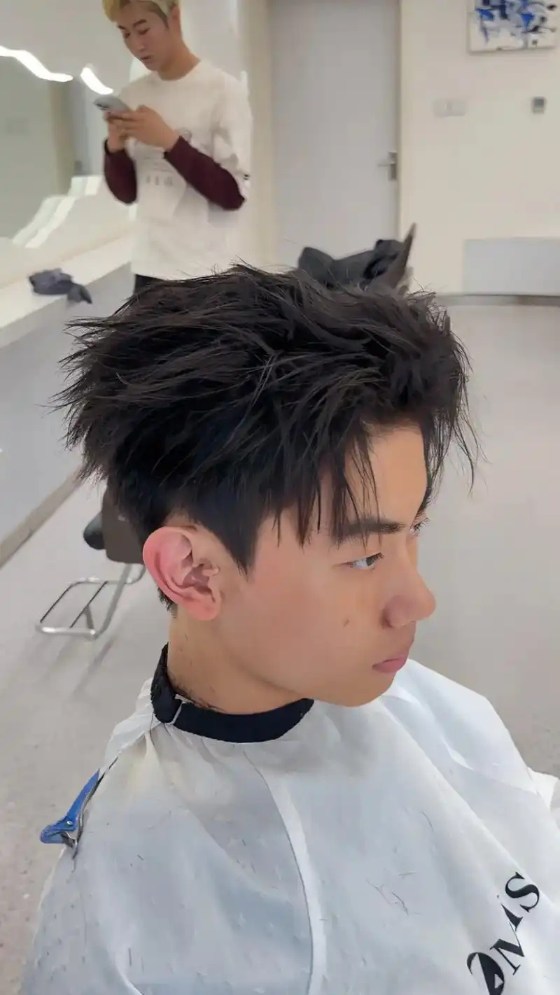 谁说细软发质不能做#龙须背头 #男生烫发 #石 - 抖音