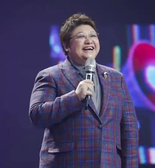 韩红暴瘦40斤后返乡,一身红色藏服撑不满,群众围观还有人上墙拍_减肥