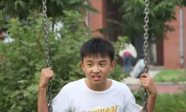 郑伟小时候看上去非常聪明可爱,长大以后五官张开了,更加具有辨识度了