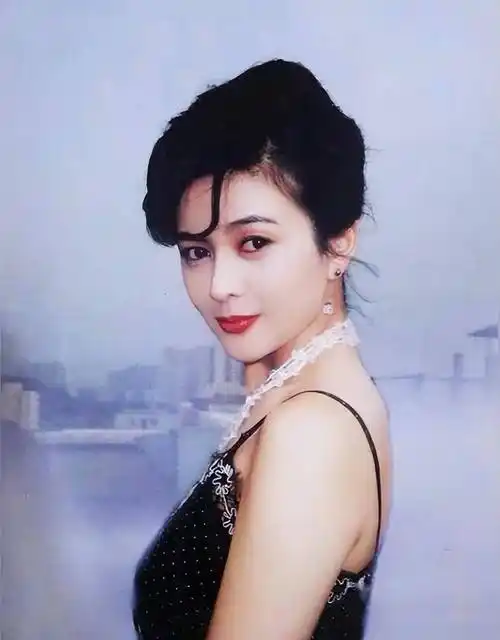 "香港第一美女",关之琳巅峰时期魅力有多大,看完照片就知道了