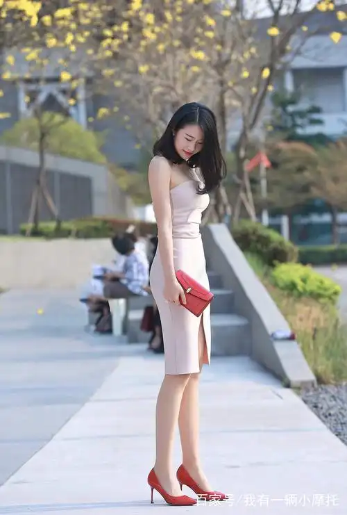街拍路人,露肩裙搭配红色高跟鞋,美女皮肤白净身材丰满,很诱人
