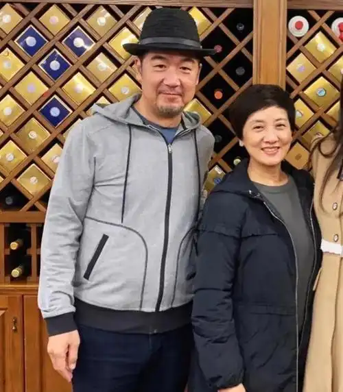 69岁张国立深圳爬山被偶遇头发胡须花白与路人热情招呼好亲切