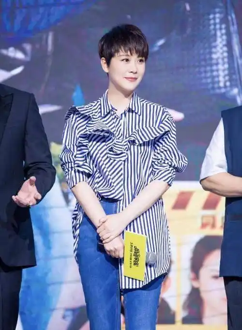 42岁海清剪短发就是清爽,身穿针织衫搭配牛仔裤,秒变22岁少女_毛衣