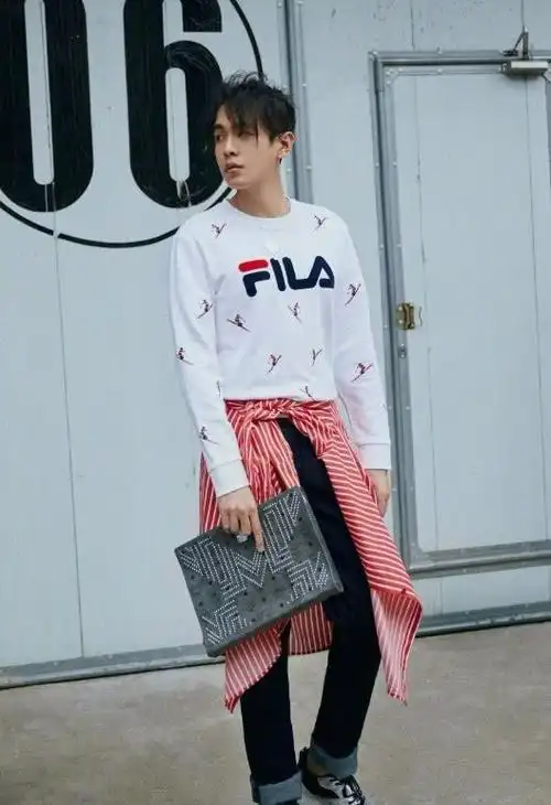 张若昀也变理科男了,居然将"电板"当包包用,唐艺昕知道吗?