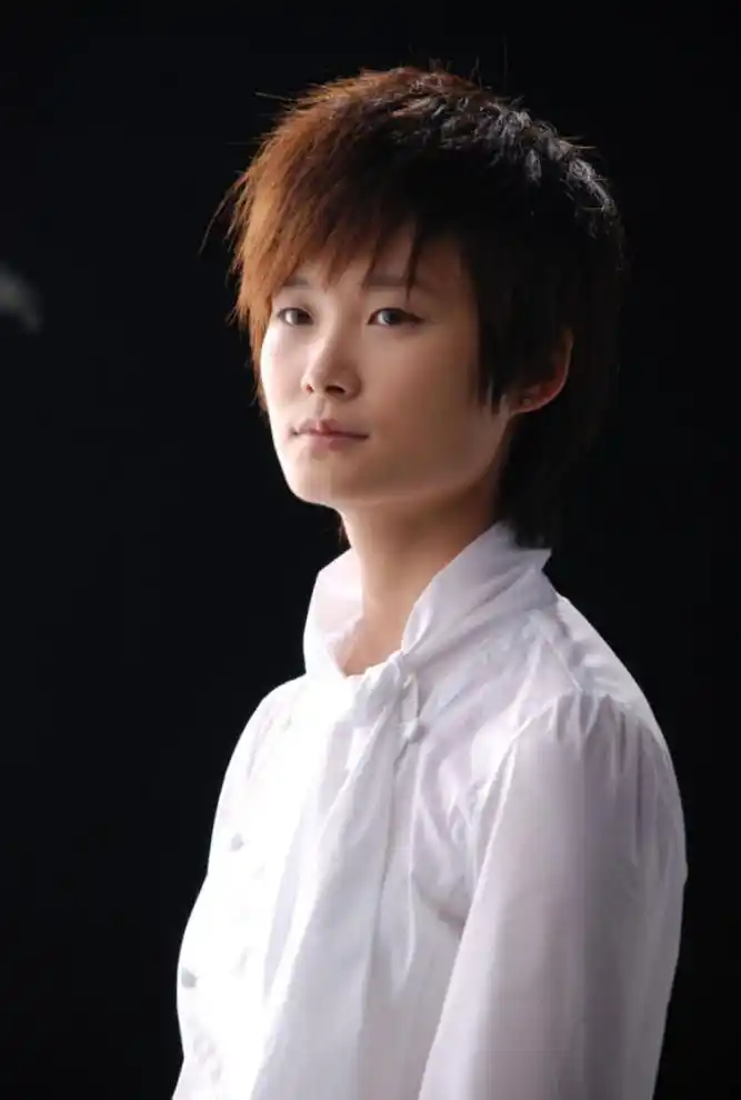 李宇春个人资料简介及照片(李宇春,出道以来争议不断,如今患"不死癌症