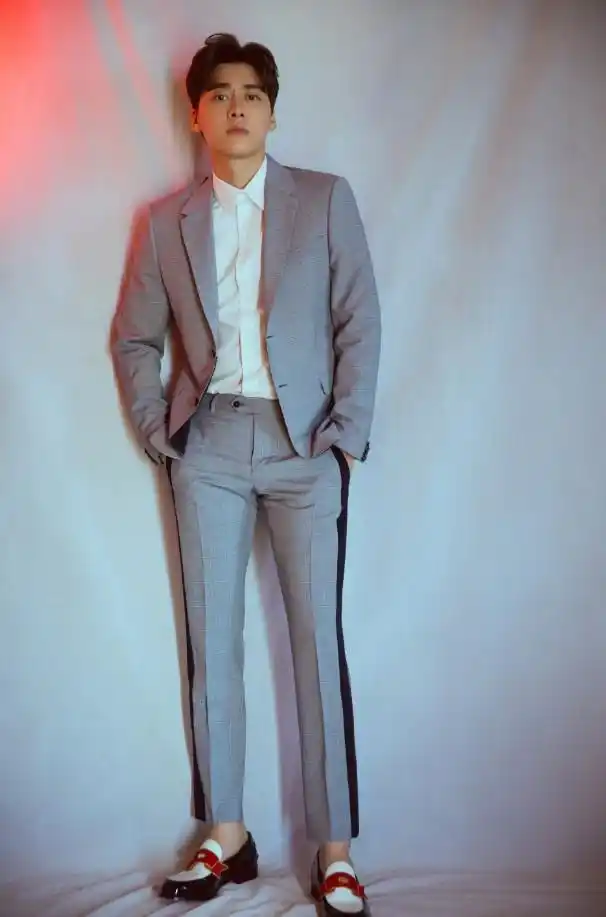 酷爱西装的李易峰这次又穿上了西服套装让他变身蓝朋友