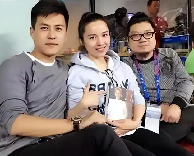 靳东忙里偷闲居家带孩子,8岁儿子颜值出众比爸爸帅气,45岁老婆比老公