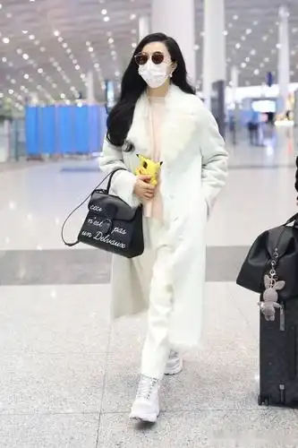 街拍:范冰冰白色皮毛一体大衣 厚底绑带靴 黑色包袋温柔纯净_机场