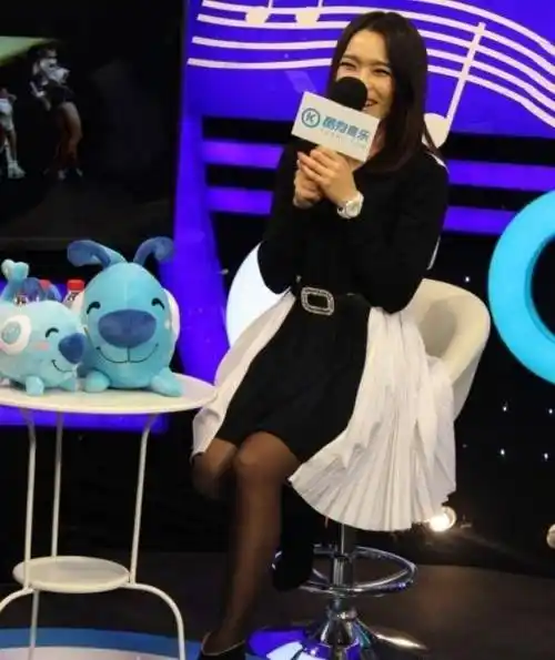 黑色的袜子直接体现了庄心妍美腿的线条.