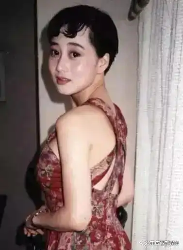 记者拍到在利智香港乘坐出租车,年过花甲的利智身材保持很好,看上去