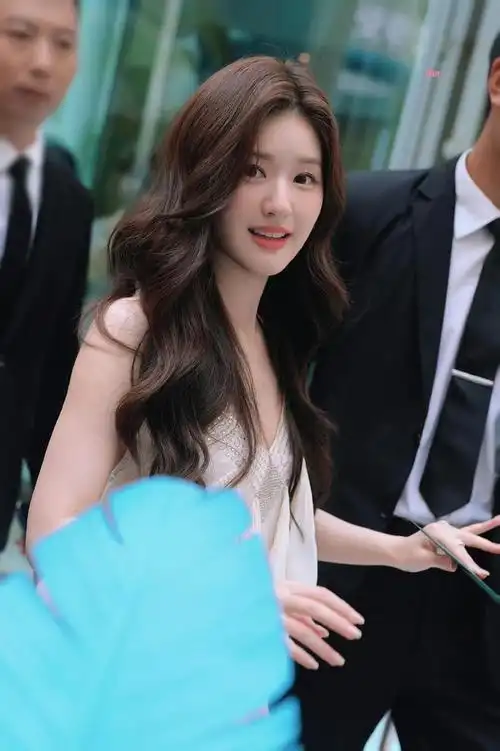 赵露思上海出席,白色"水母裙"出尘不染,仙气十足不输刘亦菲|裙摆|裙子