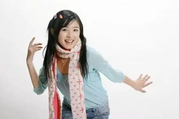 2004年的夏天,15岁的张含韵参加了第一届超级女声全国海选