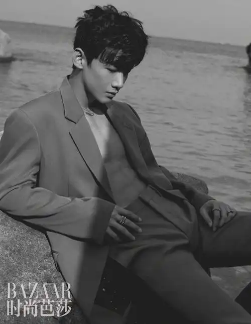 白敬亭踏浪而来曝时尚大片撩衣秀迷人肌肉线条