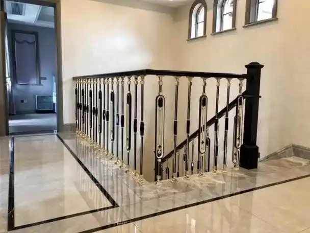 现在复式楼和跃层的房屋都是比较常见的,这样的房屋少不了要安装楼梯