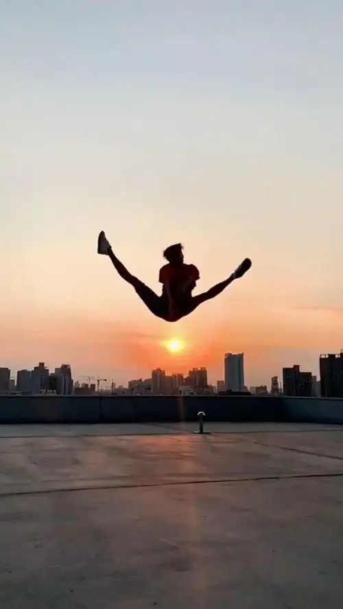 这一字马太厉害!一个这么壮的男生,居然能做出完美的一字马