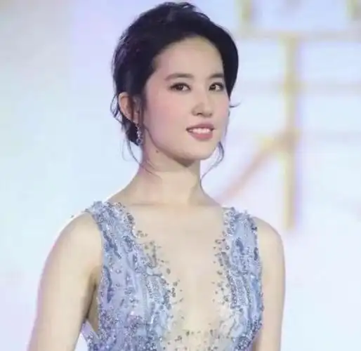 刘亦菲罕见大尺度写真美得不可开交玉女形象保不住了