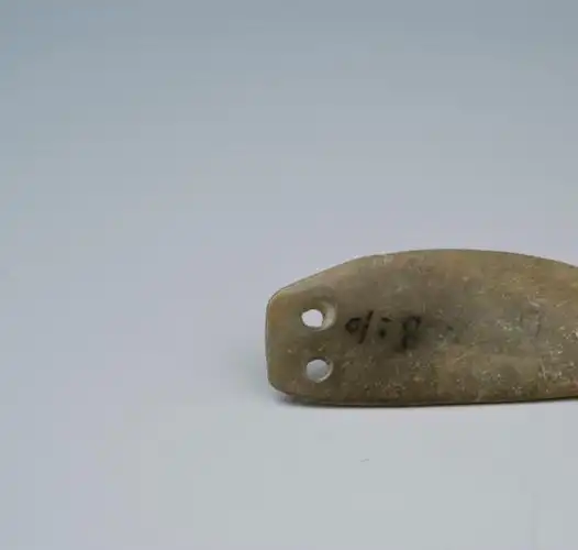 大汶口文化双穿孔青玉耳坠