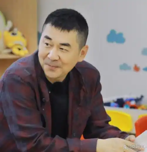 陈建斌展现独特多巴胺穿搭风格,时尚与个性并存