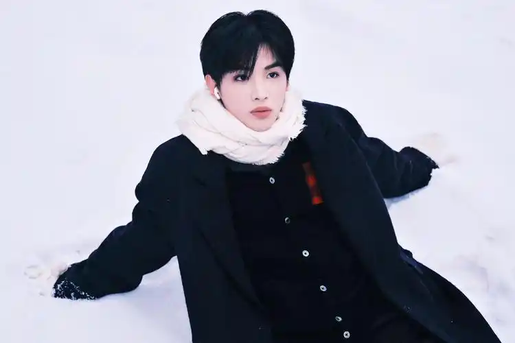 黄明昊雪地意境写真花絮照雪地里的冬日氛围感少年