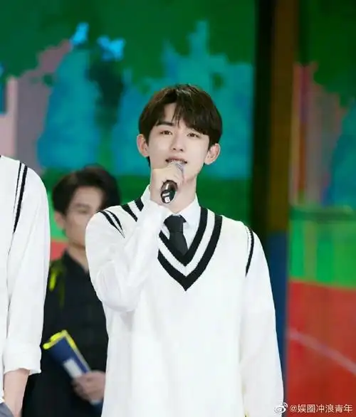 郭俊辰16岁校服照好青涩