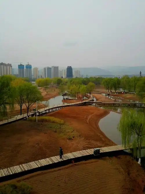 兰州银滩湿地公园位于兰州黄河百里风情线银滩大桥安宁端两侧黄河湿地