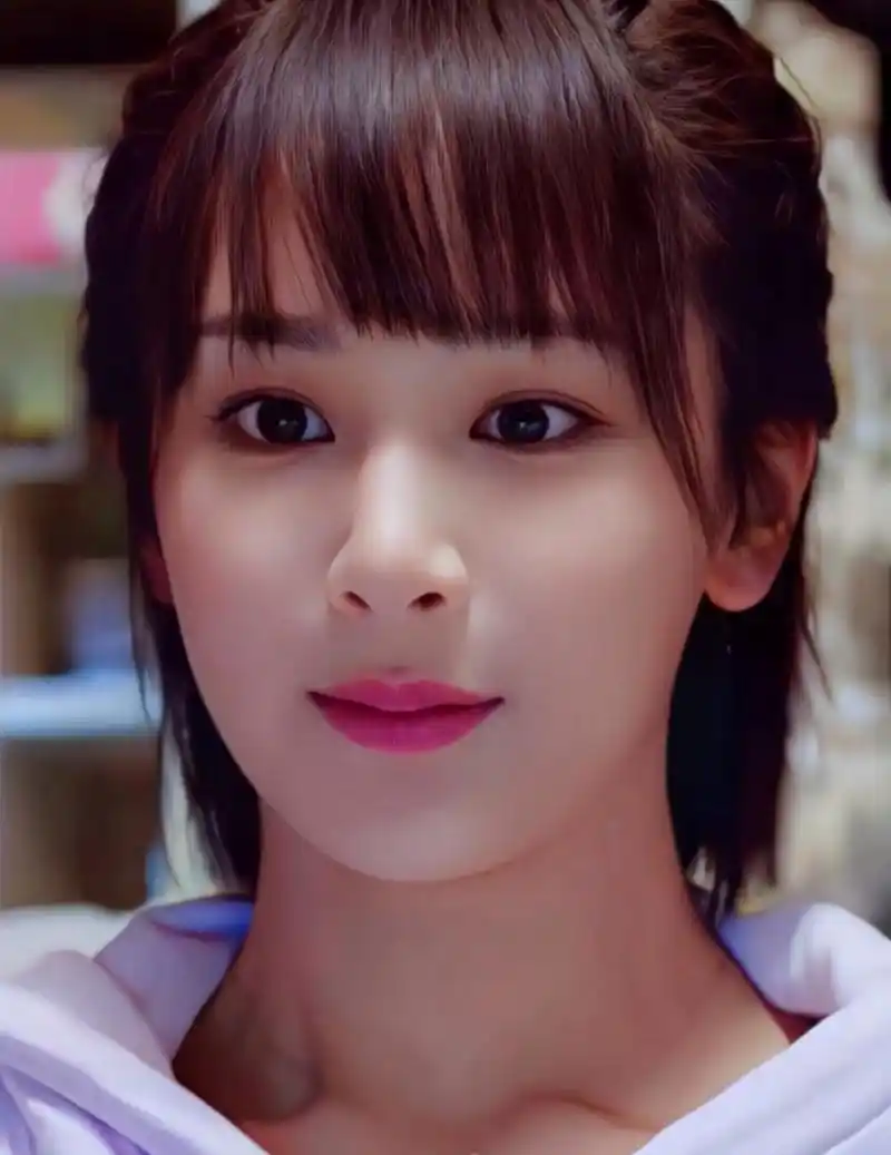 看杨紫梳着齐刘海短发,清纯明艳,水汪汪的大眼睛含着泪花,好像是激动