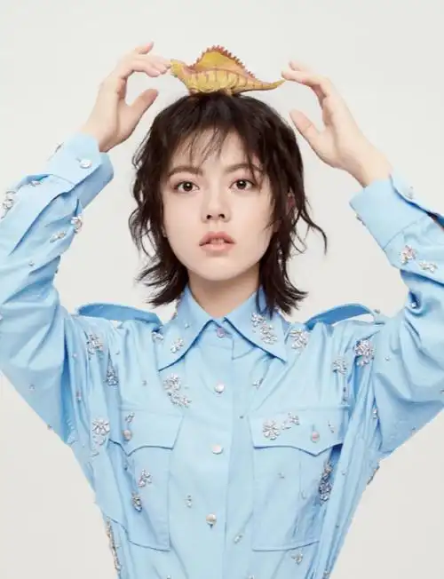 赵今麦,女,2002年9月29日在辽宁省沈阳市出生,就读于中央戏剧学院