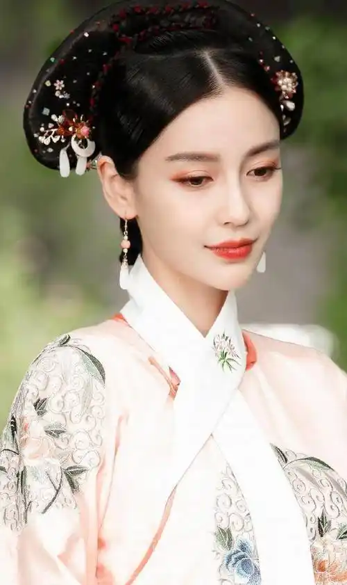 angelababy的古装扮相一直都是美若天仙,罕见的清宫照更是惊艳!