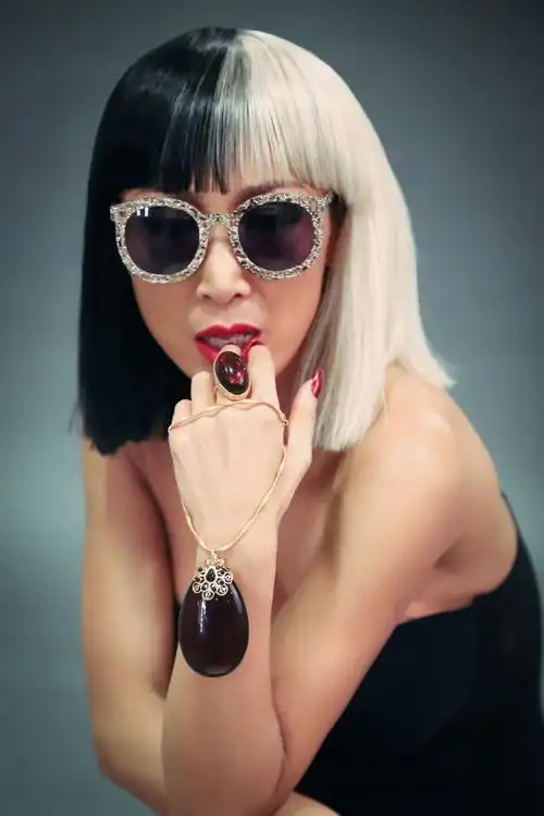 国际时尚达人唐拉拉时尚造型大摆拍