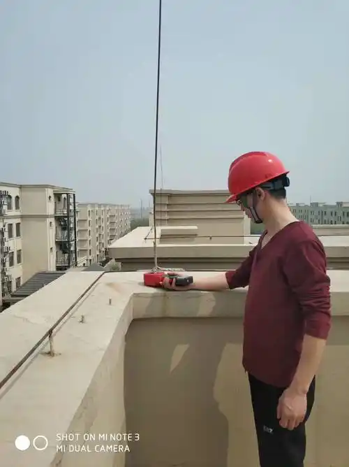 山东华云防雷检测的孙武还是不停地用锤子敲打着测试探针,一直在耐心