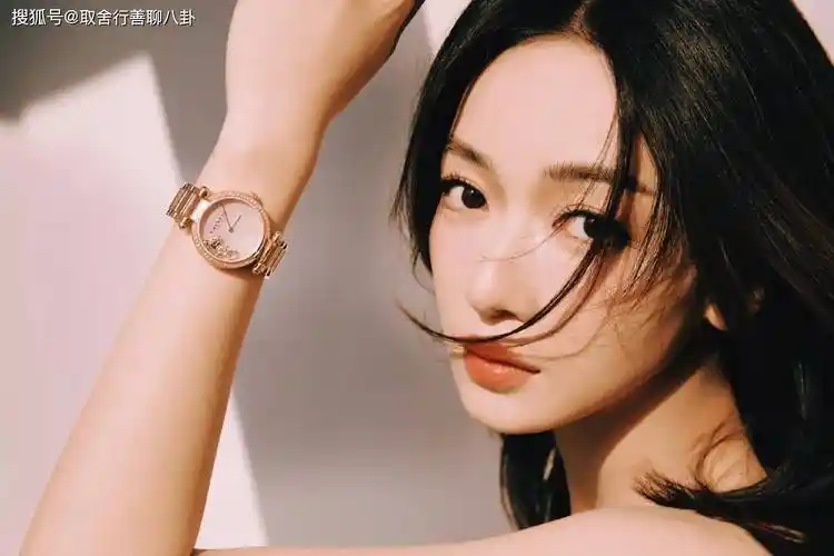 吴谨言参加活动照释出,身穿红色吊带迷人,热情似火释放无限魅力