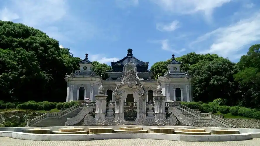 圆明新园比真正的圆明园要小的多,但里面同样的湖光山色,美不胜收,走