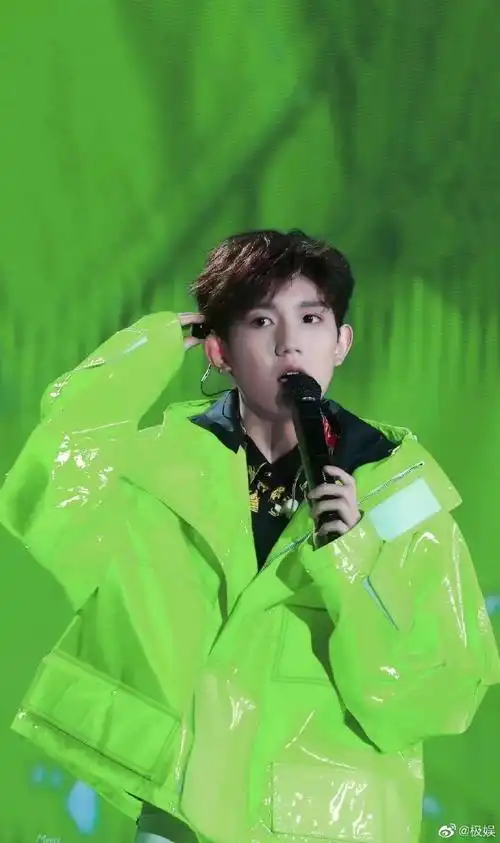 王源 歌手梦想十年大片##王源#王源身穿一袭绿色滑面外套,明亮的皮革