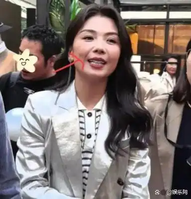刘涛在装周活动上的照片引发了网友对她美貌的讨论,尤其是45岁的她