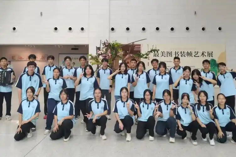 柳州二中合唱团的同学们在韦昌茜,陈俊良老师的带领下到柳州市图书馆