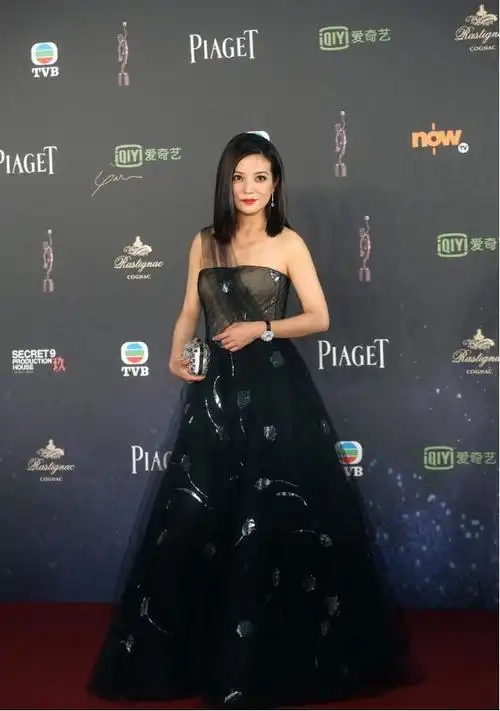 赵薇打扮"富态",穿抹胸礼服配条纱肩带,印点"银花"难忽视
