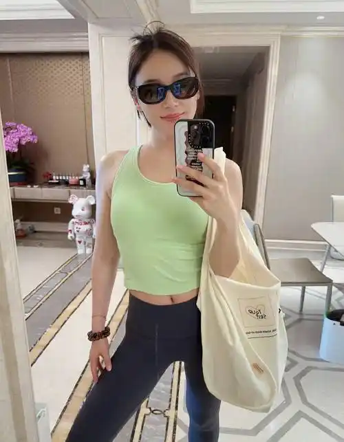 女星袁姗姗晒健身写真,通过锻炼释放多巴胺,一直保持青春美丽身段