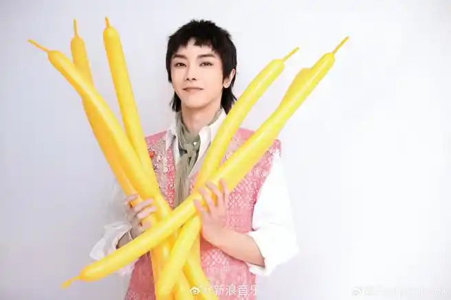 华晨宇丨生日大片78纯白系 狼尾造型,酷拽又清新简约,元气十足!