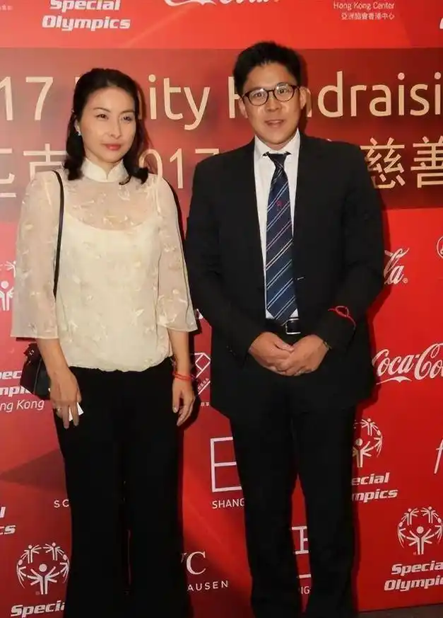 郭晶晶妈妈挺有阔太感穿蕾丝拼接缎面裙优雅富贵配披肩挺大方